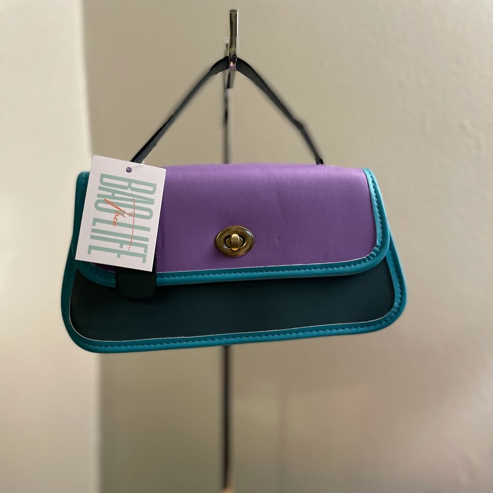 Twist to Lock Envelope Handbag - Picture 4 of 9